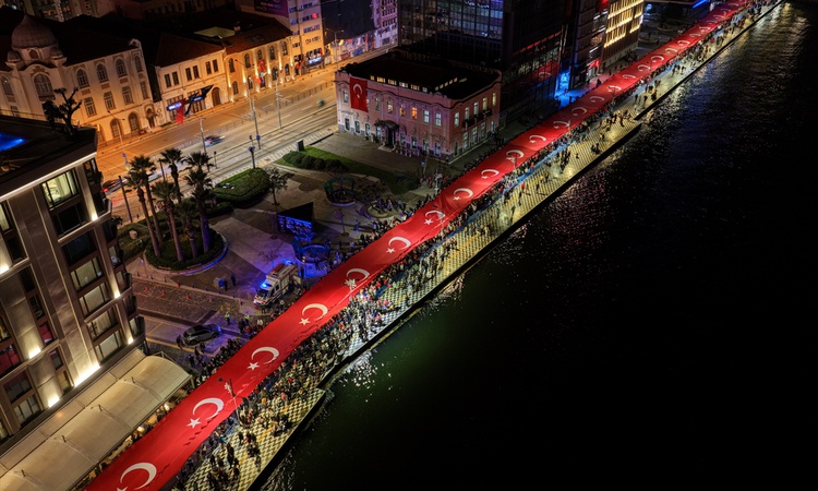 Gündemden Son Bilgiler: İzmir'de 29 Ekim coşkusuna 400 metrelik Türk bayrağı damga vurdu