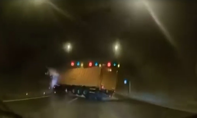 Gündemden Son Bilgiler: İzmir Bayraklı'da kaygan yolda savrulan tır beton bariyerlere çarptı, anlar kamerada -