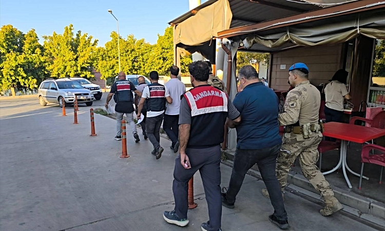 Gündemden Son Bilgiler: İzmir'de FETÖ operasyonunda 24 şüpheli yakalanarak gözaltına sevk edildi, 3'ü hakkında