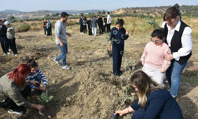 Gündemden Son Bilgiler: İzmir Menemen'de mesleki eğitim öğrencileri özel eğitim öğrencileriyle fidan dikti - S