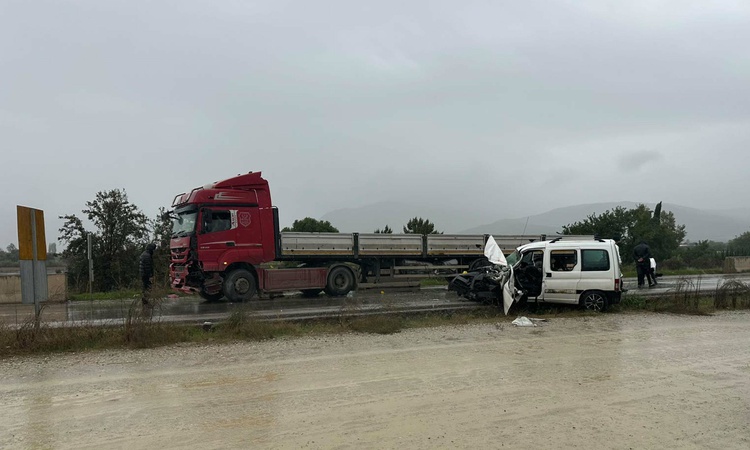 Gündemden Son Bilgiler: İzmir Ödemiş'te hafif ticari araç TIR'la çarpıştı, 1 kişi öldü, 1 kişi ağır yaralandı