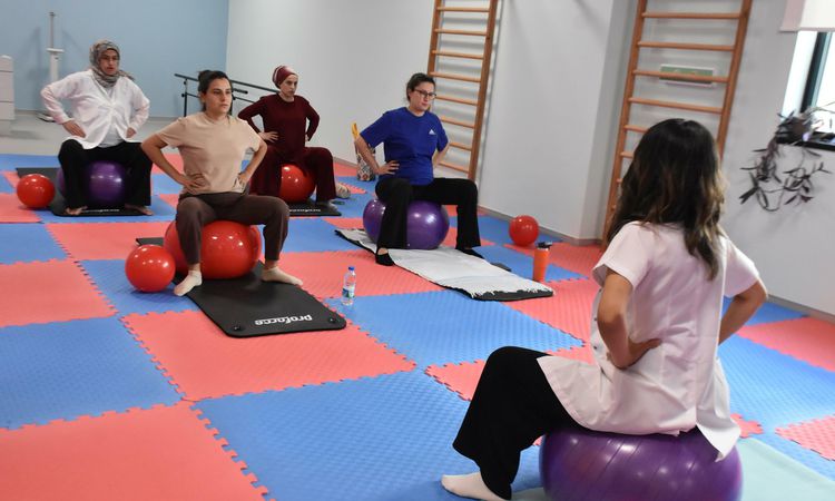 Gündemden Son Bilgiler: İzmir Şehir Hastanesi'nde gebe egzersiz programı ile doğuma hazırlık - Son Dakika Bilg