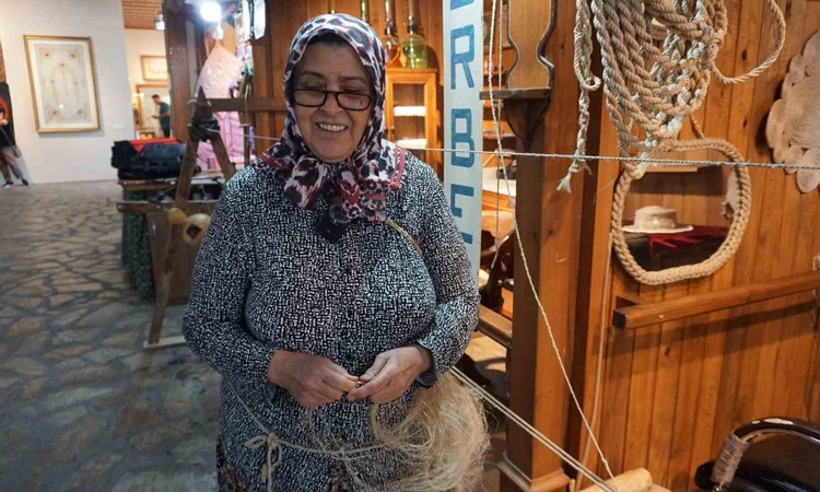 Gündemden Son Bilgiler: İzmir Tire'de 66 yaşındaki kadın, urgancılığı günümüze uyarlayıp geleceğe taşıyor - So