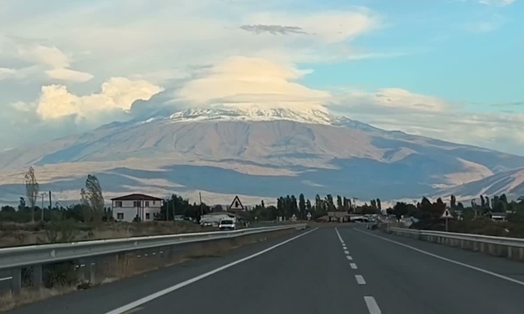 Gündemden Son Bilgiler: Iğdır'da fırtına sonrası Ağrı Dağı'nın zirvesi ve etekleri Eylül'de karla kaplandı - S
