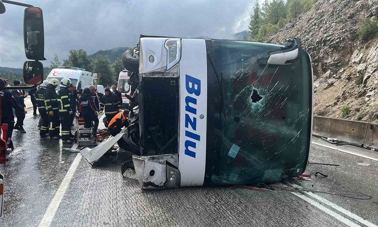 Gündemden Son Bilgiler: Isparta-Antalya yolunda devrilen otobüste 1 kişi öldü, 7 kişi yaralandı - Son Dakika B