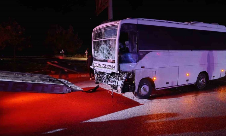Gündemden Son Bilgiler: Isparta Keçiborlu'da tarım işçilerini taşıyan midibüs tıra arkadan çarptı, 17 yaralı -