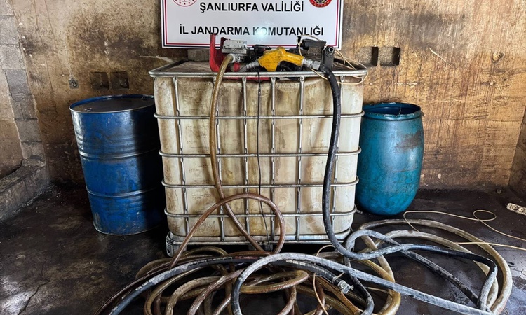 Gündemden Son Bilgiler: Jandarma, Şanlıurfa Viranşehir'de gömülü tankta 1250 litre kaçak akaryakıt buldu