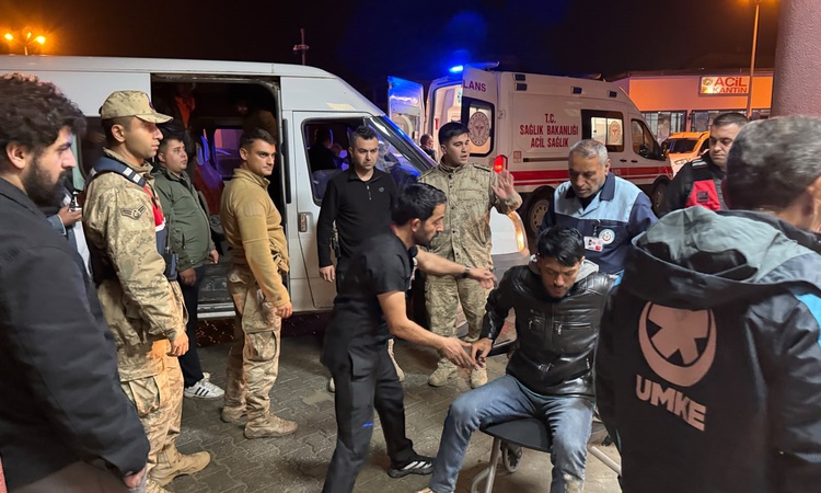 Gündemden Son Bilgiler: Jandarmadan kaçan göçmen minibüsü Hakkari'de dereye yuvarlandı, 20 kişi yaralandı | İş