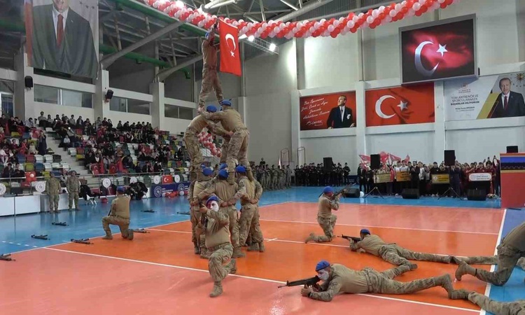 Gündemden Son Bilgiler: Jandarmadan Türk bayraklı insan piramidi gösterisi | İşte Tüm Ayrıntılar