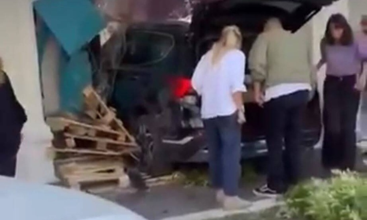 Gündemden Son Bilgiler: Kadıköy'de park halindeki otomobile çarpan araç markete girdi, 2 kişi yaralandı ve Mer