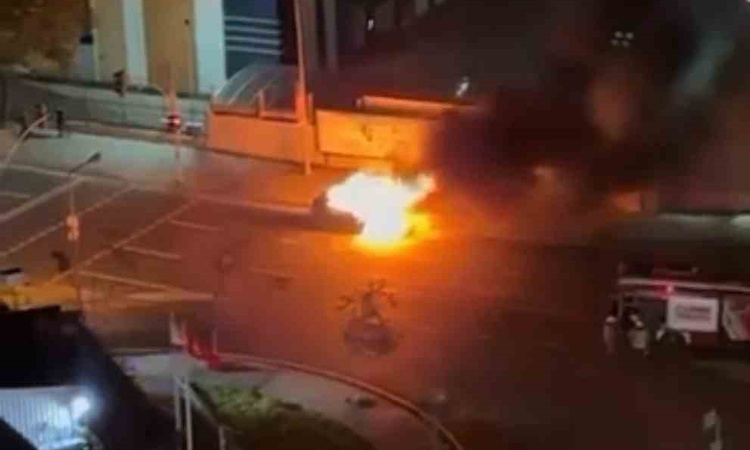 Gündemden Son Bilgiler: Kağıthane'de otomobilin motorunda çıkan yangın, aracı kullanılamaz hale getirdi