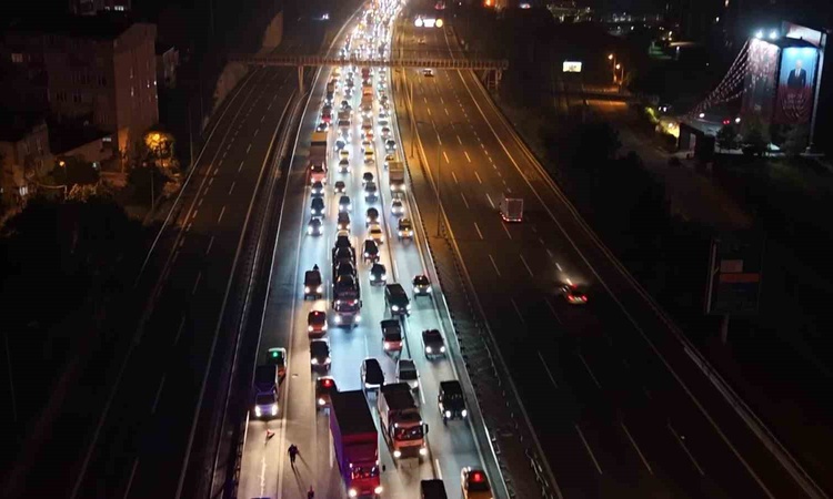 Gündemden Son Bilgiler: Kağıthane'de taksiye çarpan otomobilin sürücüsü yaşamını yitirdi, 2 kişi yaralandı