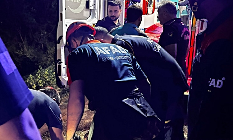 Gündemden Son Bilgiler: Kahramanmaraş'ta arazide yürüyen AFAD ekibi çamura saplanan yaşlı adamı kurtardı