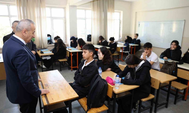 Gündemden Son Bilgiler: Karabük İl Milli Eğitim Müdürü Akbaş, meslek lisesi öğrencileriyle buluştu ve Merak Ed
