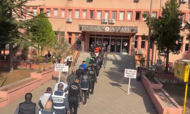 Gündemden Son Bilgiler: Karabük merkezli siber suç soruşturmasında 15 ilde 26 şüpheli hakkında tutuklama karar
