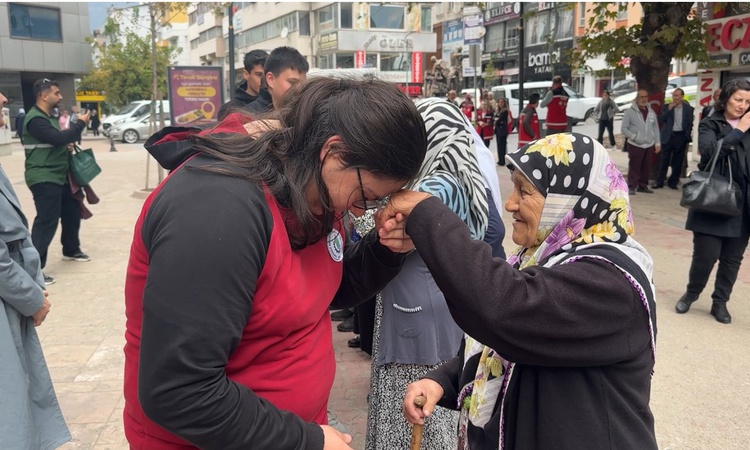 Gündemden Son Bilgiler: Karabük'te Dünya Yaşlılar Günü yürüyüşünde gençler yaşlıların elini öptü: Gelişmeler T