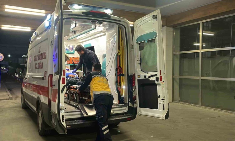 Gündemden Son Bilgiler: Karaman'da babasını ambulansa teslim eden sürücü kamyonetiyle domuza çarpıp yaralandı
