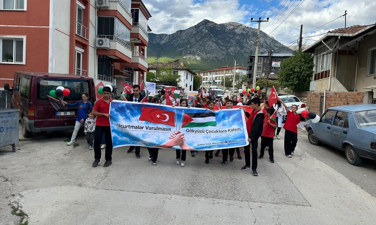 Gündemden Son Bilgiler: Kargı'da öğrenciler Gazze'deki çocuklara destek için uçurtma uçurdu