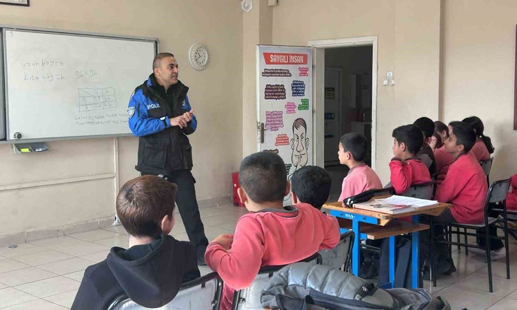 Gündemden Son Bilgiler: Kars Emniyet Müdürlüğü Dikme Köyü öğrencilerine güvenli internet eğitimi verdi: Gelişm