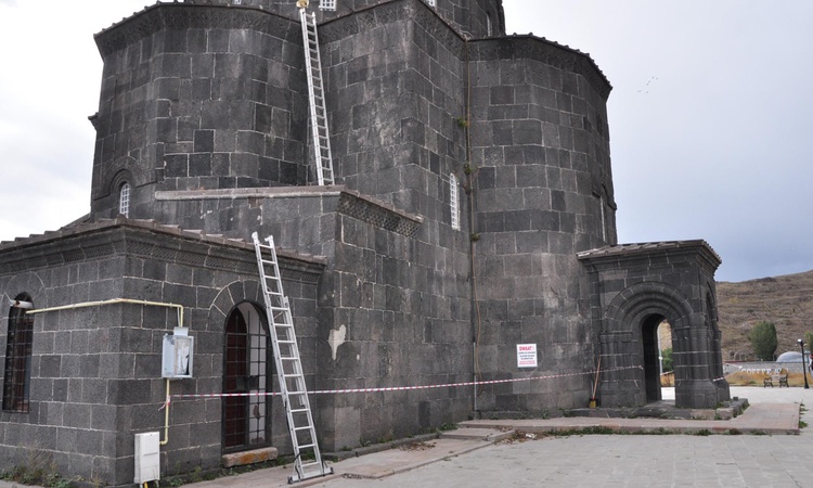 Gündemden Son Bilgiler: Kars'ta tarihi Kümbet Camisi'nde restorasyon resmen start aldı, yeniden ibadete açılac