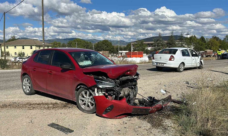 Gündemden Son Bilgiler: Kastamonu-Daday yolunda Subaşı köyü mevkiinde iki otomobil çarpıştı, 3 kişi yaralandı