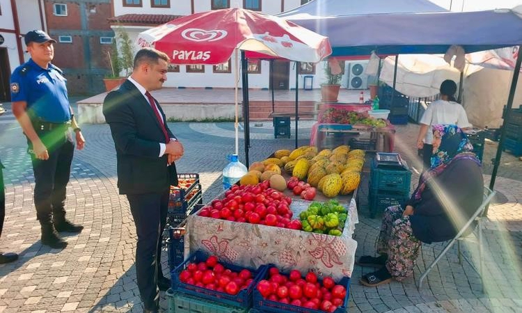 Gündemden Son Bilgiler: Kaymakam Titiz, meyve ve sebze tezgâhlarını inceledi: Gelişmeler Takip Ediliyor