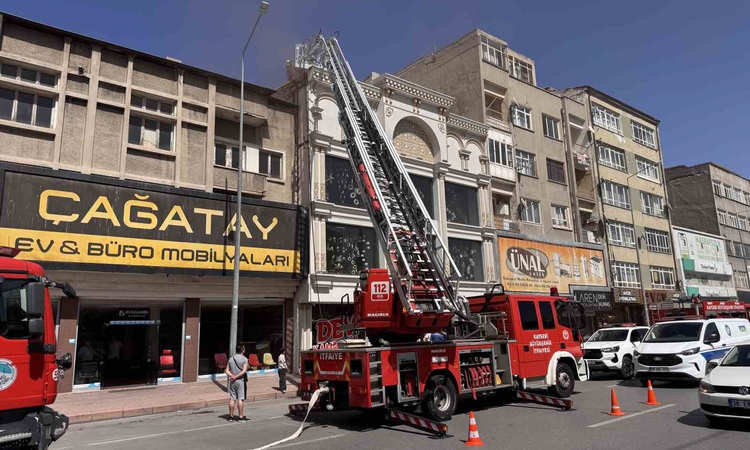 Gündemden Son Bilgiler: Kayseri’de avize imalathanesinin çatısında çıkan yangın söndürüldü ve Merak Edilenler