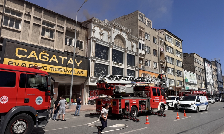 Gündemden Son Bilgiler: Kayseri'de iş yerinin çatısında çıkan yangın söndürüldü ve Merak Edilenler
