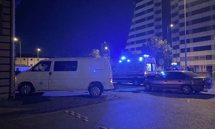 Gündemden Son Bilgiler: Kayseri Kocasinan'da otomobil ile minibüs çarpıştı, otomobildeki 2 kişi yaralandı - So