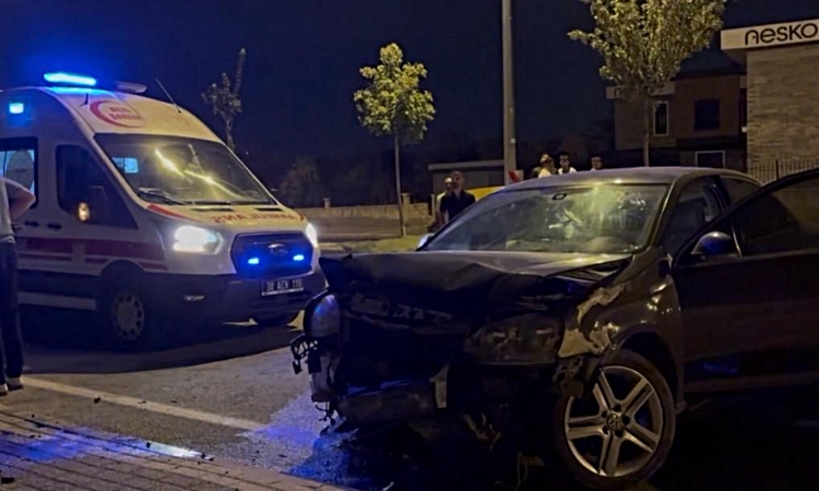 Gündemden Son Bilgiler: Kayseri’de kontrolden çıkan otomobil duvara çarptı: 1 yaralı - Son Dakika Bilgileri