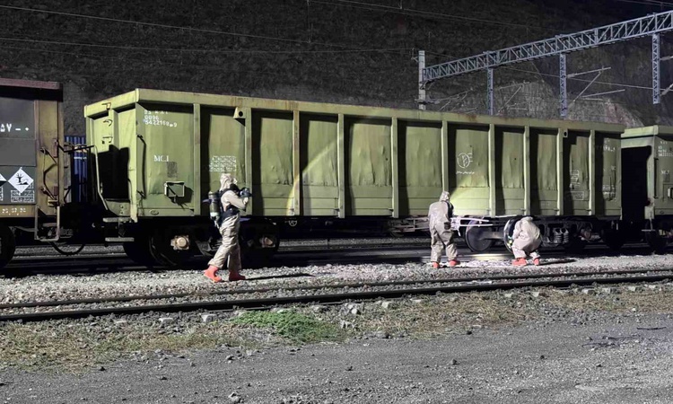 Gündemden Son Bilgiler: Kayseri'ye giden yük treninde nitrik asit sızıntısı bulunan vagon karantinaya alındı v