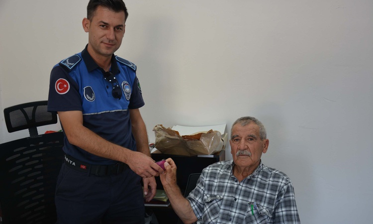 Gündemden Son Bilgiler: Kıbrıs Gazisi Ahmet Ünalan, bulduğu 8 Ata lira ve altın küpeyi sahibine ulaştırdı: Gel
