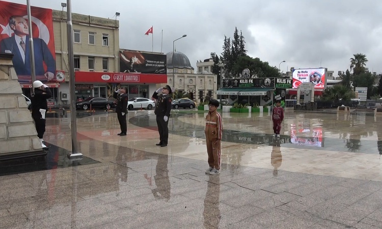 Gündemden Son Bilgiler: Kilis'te 108. yıl töreninde askerlerle saygı duruşuna duran çocuklar duygulandırdı - S