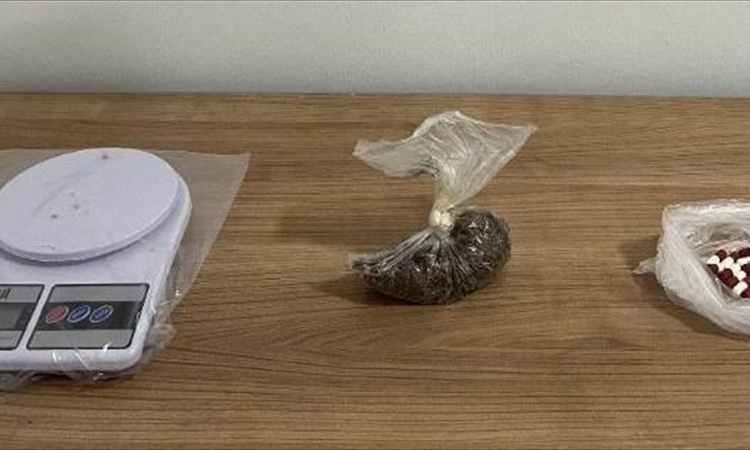 Gündemden Son Bilgiler: Kırşehir Kaman'da uyuşturucu operasyonunda 2 şüpheli yakalanarak gözaltına sevk edildi