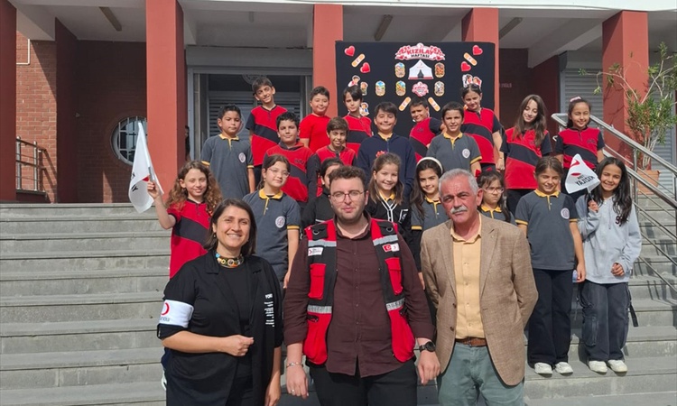 Gündemden Son Bilgiler: Kızılay gönüllüleri Kocasinan Beyazşehir İlkokulu öğrencilerine pamuk şeker dağıttı