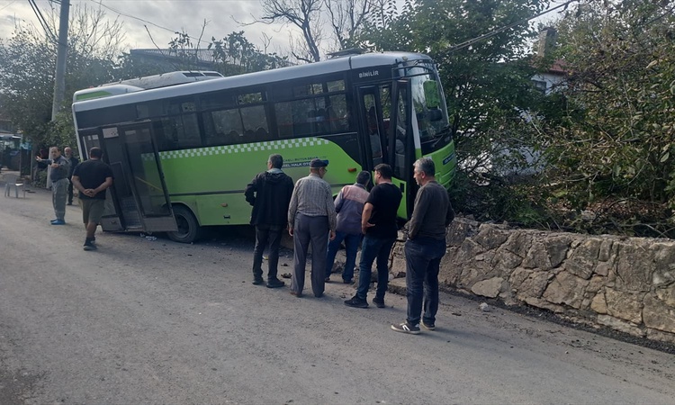 Gündemden Son Bilgiler: Kocaeli Gebze'de duvara çarpan özel halk midibüsündeki 10 yaralı hastaneye kaldırıldı