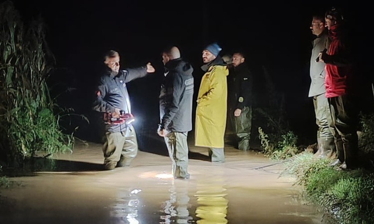 Gündemden Son Bilgiler: Kocaeli Gebze'de sele kapılan cipten sürücü kurtuldu, kayıp 2 kişi aranıyor ve Merak E