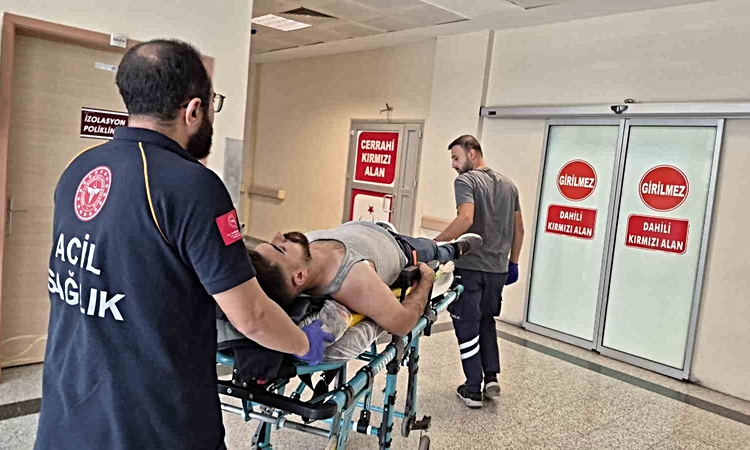 Gündemden Son Bilgiler: Kontrolden çıkan otomobil istinat duvarına çarptı: 1 yaralı