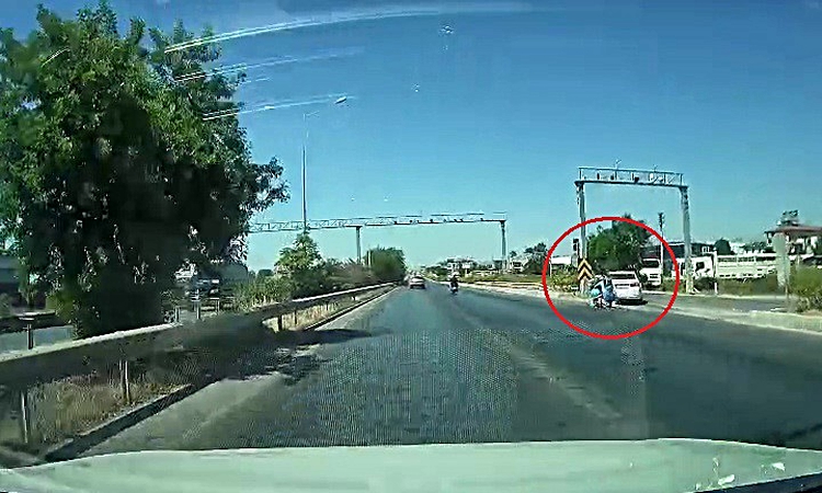 Gündemden Son Bilgiler: Kontrolsüz şekilde tali yola dönen otomobile arkadan gelen motosiklet çarptı