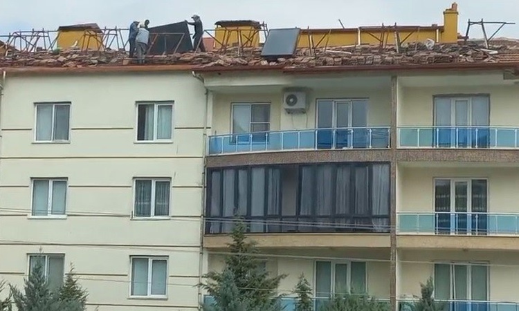 Gündemden Son Bilgiler: Konya Karapınar'da işçiler 4 katlı çatıda güvenlik önlemi almadan güneş paneli attı
