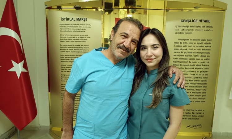 Gündemden Son Bilgiler: Kozan'da Dr. Ezgi Yıldırım, babasıyla aynı hastanede göreve resmen start aldı | İşte T