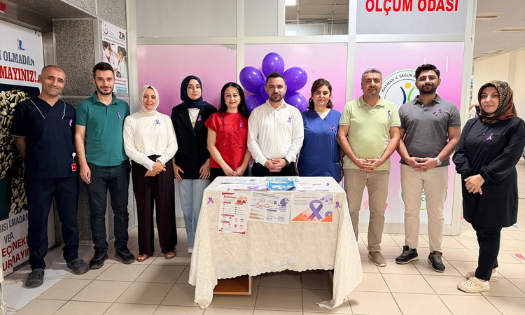 Gündemden Son Bilgiler: Kozluk Devlet Hastanesinde alzheimer standına Başhekim Dr. Fırat Güneş destek verdi: G
