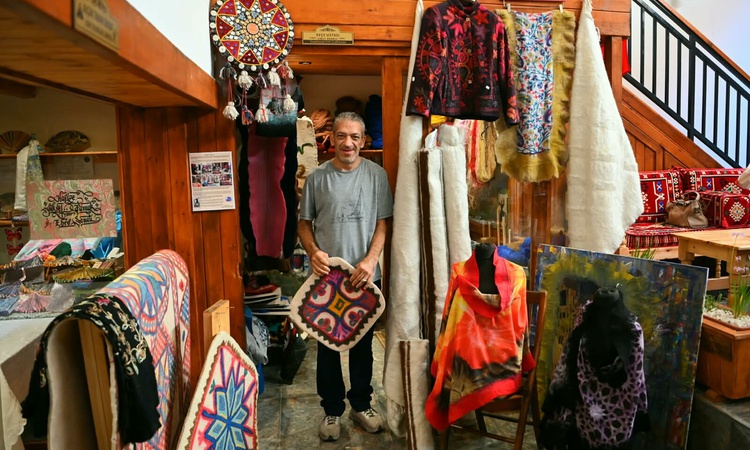 Gündemden Son Bilgiler: Kuşadası'nda keçe ustası Umut Arabul, 100 yıllık aile mesleğini sürdürüyor | İşte Tüm