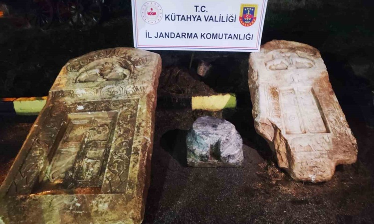 Gündemden Son Bilgiler: Kütahya Aslanapa'da jandarma operasyonunda 2 Roma lahit kapağı ele geçirildi | İşte Tü