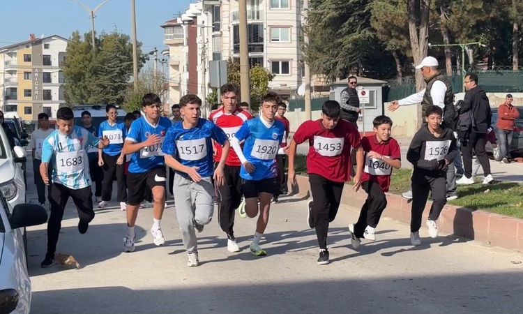 Gündemden Son Bilgiler: Kütahya Tavşanlı'da Cumhuriyet koşusunda öğrenciler tarihi numaralarla ter döktü: Geli