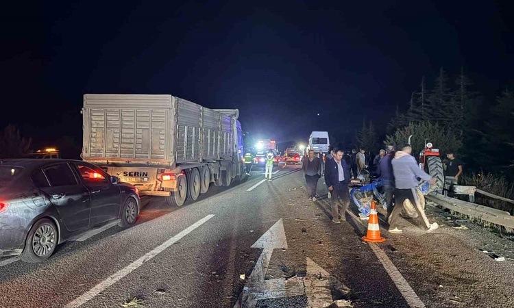 Gündemden Son Bilgiler: Kütahya-Tavşanlı yolunda Köprüören Kavşağı'nda zincirleme kazada 7 kişi yaralandı: Gel