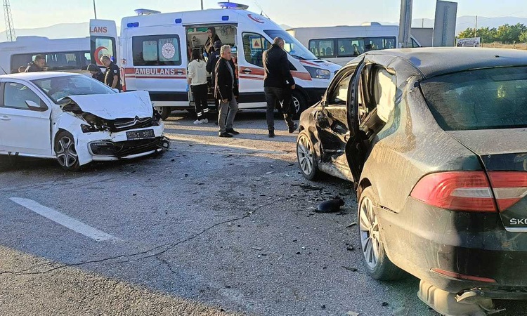 Gündemden Son Bilgiler: Malatya Akçadağ'da iki otomobil çarpıştı, 1'i ağır 6 kişi yaralandı: Gelişmeler Takip