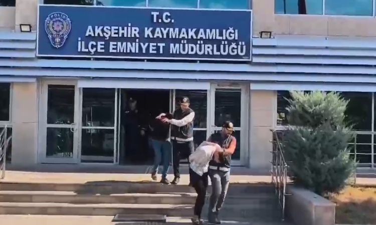 Gündemden Son Bilgiler: Manisa Kırkağaç'ta 4,5 milyonluk altın dolandıran 2 zanlı Konya Akşehir'de yakalandı -