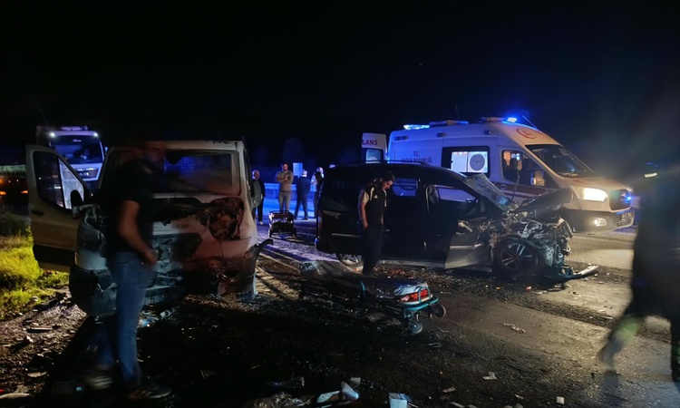 Gündemden Son Bilgiler: Manisa Kula'da 3 aracın karıştığı zincirleme kazada biri ağır 5 kişi yaralandı