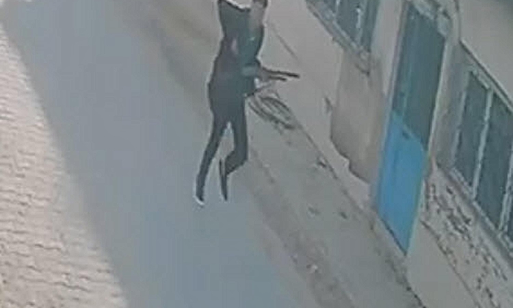 Gündemden Son Bilgiler: Manisa Turgutlu'da okul önünde av tüfeğiyle ateş açan şüpheli kamerada görüntülendi |